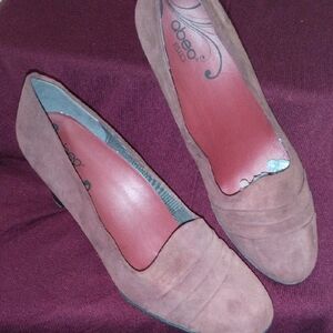 Abeo Women's Tan Suede Heels